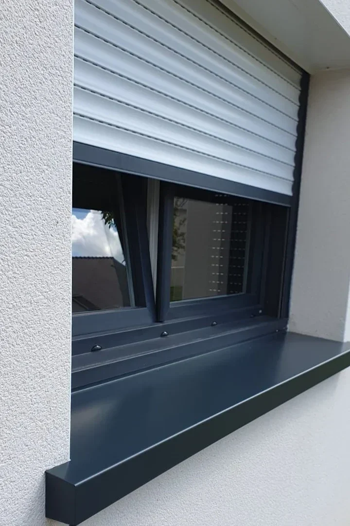 photo d'un appui de fenêtre noir