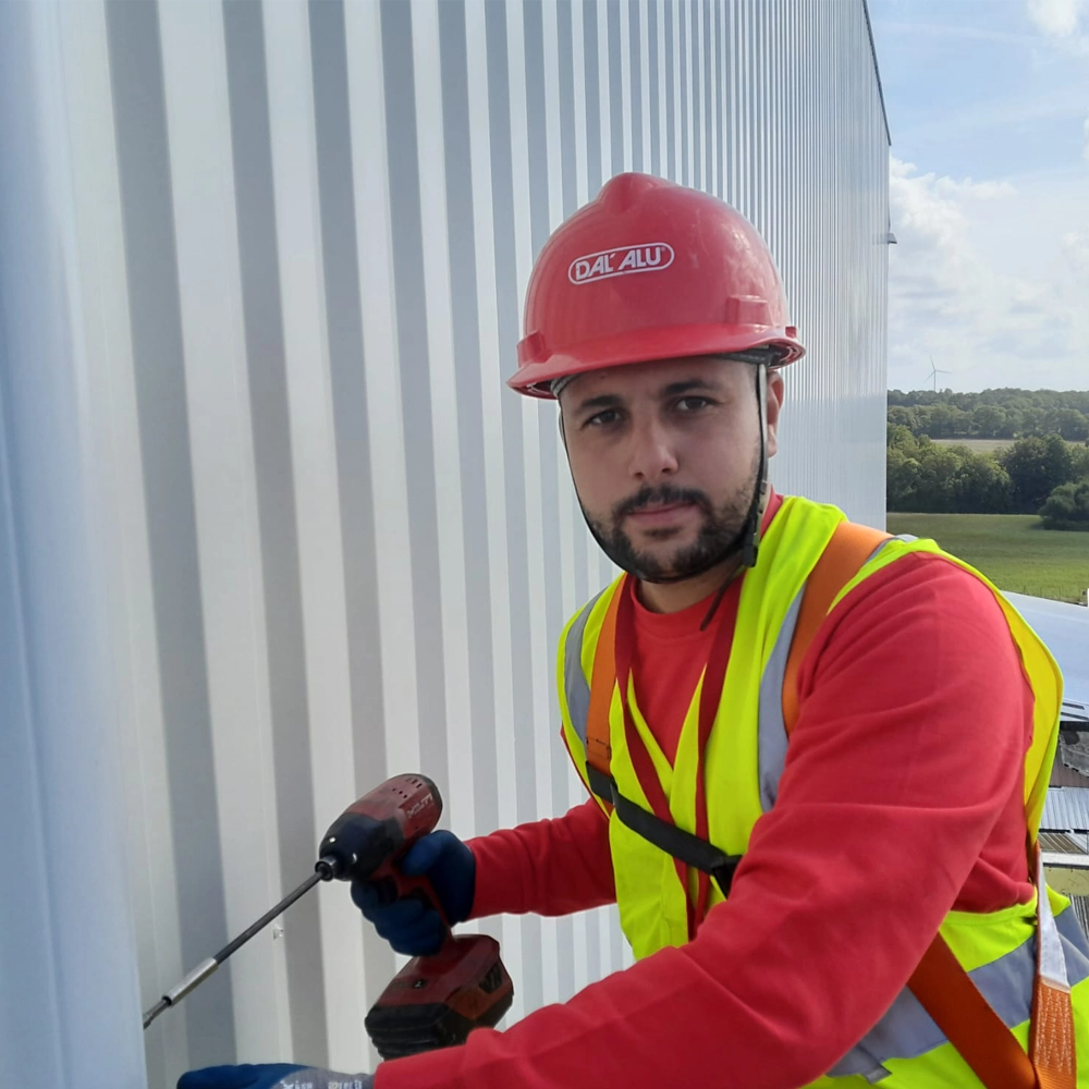 Ghilas-poseur-equipe-Pluvitec